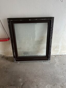 Prodám 2 hnědá okna 1,05m x 1,20m v pěkném stavu - 2