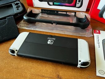Nintendo Switch OLED + hra a pevný obal (výborný stav) - 2