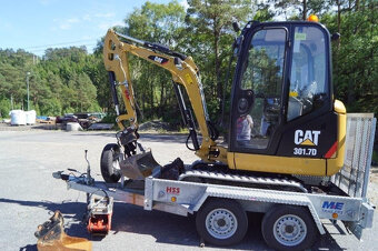 top minibagr Caterpillar 301.7D s přívěsem, rok výroby 2014 - 2