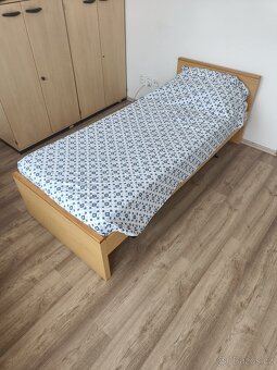 ocelový a dřevěný rám postele + matrace - 2