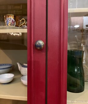 Originální dřevěná vitrína ve vintage stylu - 2