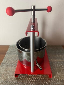 Aldotrade Nerezový ruční lis na ovoce 6 l - 2