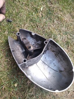 Levé víko motoru s funkčním spojkovym ramenem - 2