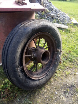 Staré kolo např. pro reklamu pneuservisu apod. - 2