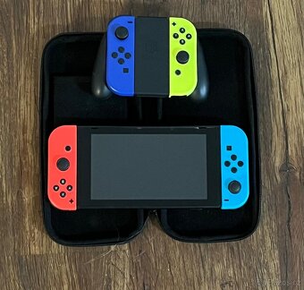 Nintendo Switch + hry a příslušenství - 2
