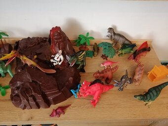 dinosauři - sopka a laguna - 2