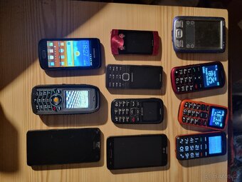 Mobilní telefony na náhradní díly – 11 kusů. - 2