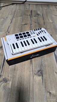 MIDI klávesy 25 – jako nové, elegantní bílé provedení 🎶
 - 2