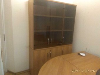 Kvalitní italský kancelářský nábytek - stoly a skříně - 2