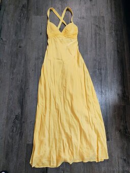 Dlouhé žluté společenské šaty - 2