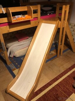 Vyvýšená postel se skluzavkou - 2