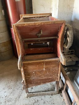 Historická ruční čistička obilí - 2