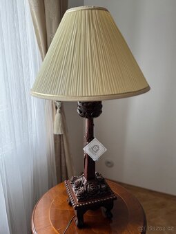 Větší stolní lampa s vyřezávanou nohou ze dřeva a látkovým s - 2