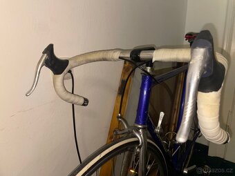 Starší silniční kolo v dobrém stavu - 2