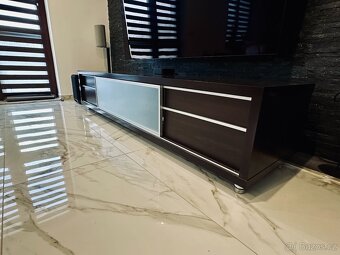 Kvalitní nábytek - televizní stolek - 2