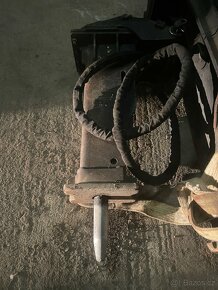 Pikr na Traktorbagr CAT 432 F - 2