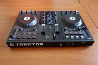 DJ kontroler Traktor Kontrol S2 - 2