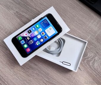 Apple iPhone SE 2 64gb černý- krásný stav, IOS 18.5. - 2