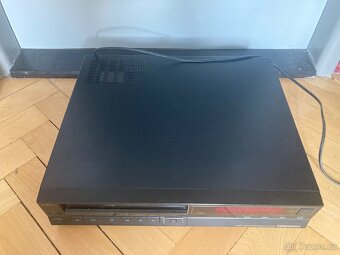 Retro osmdesátkový VHS přehrávač DAEWOO VCR-32DAD - 2