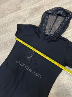 Bavlněné černé šaty s kamínky Calvin Klein - 2