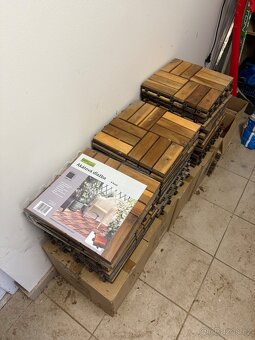 Akátová dlažba 30x30x2,4 (část nová zabalená, část použitá). - 2