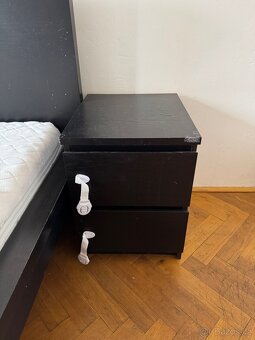 Postel s matrací, rošty a dvěma nočními stolky - 2