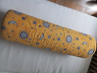 Polštář válec z Ikey - 2