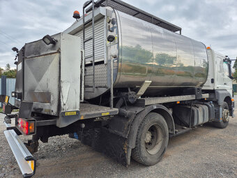 Mercedes Axor cisterna na asfalt - 2