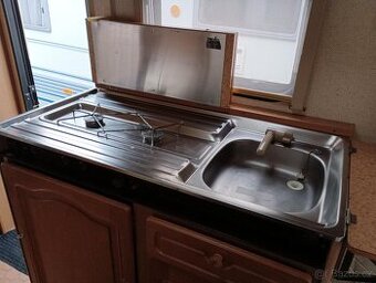 Karavan s  příslušenstvím a koupelnou azuro knaus - 2