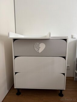 Komoda s přebalovacím nástavcem a dětská postýlka se zásuvko - 2
