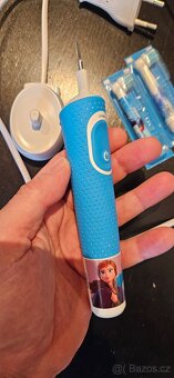 Oral B kartáček Elsa a Anna + 2 hlavice - 2