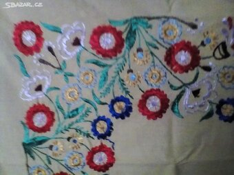 Krásný ručně vyšívaný ubrus - 2