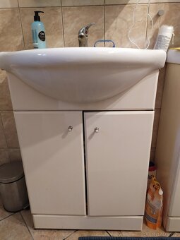Koupelnová skříňka s umyvadlem a baterií - 2