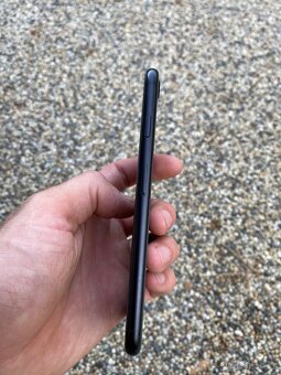 iPhone SE 2020 - baterie 100% - 2