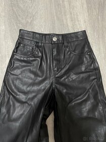 Prodám kožené dívčí kalhoty vel. XS zn. Bershka - 2