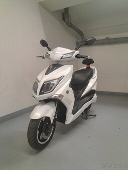 Elektroskútr v perfektním stavu plus nové baterie - 2