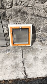 Okno dřevěné 57x57 s dvojsklem kůra čirá - 2
