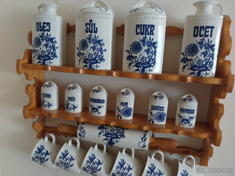 Dřevěná polička s keramickými kořenkami, 60tá léta - 2