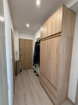 Velká šatní skříň - 2roky stará + 2 police - 2