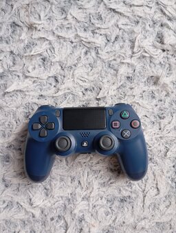 PlayStation 4 slim - 2