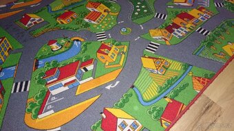 Koberec-motiv město - 2