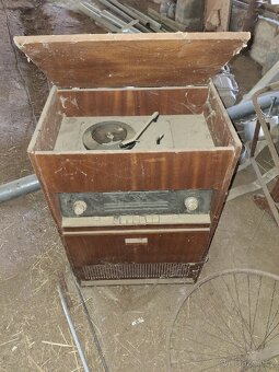 Šicí stroj,  stolek , rádio - 2