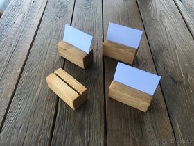 Dřevěný držák na vizitky - 2
