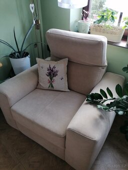 KRÉMOVÉ POHODLNÉ KŘESLO + TABURET– komfort a praktičnost - 2