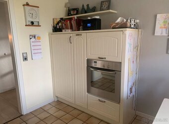 Kuchyňská linka v barvě vanilky, vč. spotřebičů, č. 3938 - 2