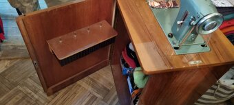 Šicí stroj ve stolku s příslušenstvím - 2