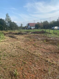 Pěkný, rovinatý stavební pozemek 901 m2 - 2