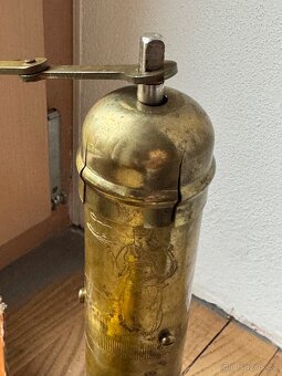 Starý mosazný mlýnek na kávu - 2