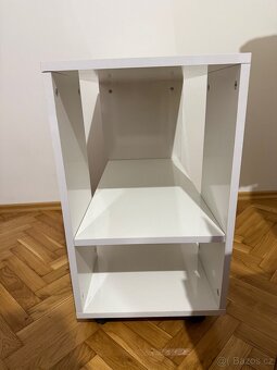 Odkládací stolek na kolečkách - 2