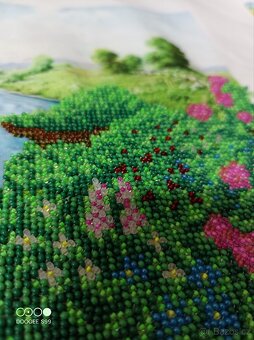 Obrázek je vyšívaný korálky, ruční práce. - 2